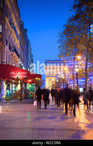 Xmas decorazioni su Avenue des Champs Elysees con Arc De Triomphe in background, Parigi, Francia, Europa occidentale. Foto Stock