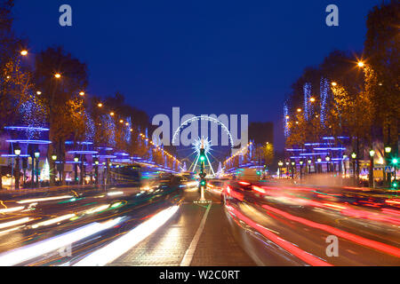 La grande ruota e decorazioni di Natale, Avenue des Champs Elysees di Parigi, in Francia, in Europa occidentale. Foto Stock