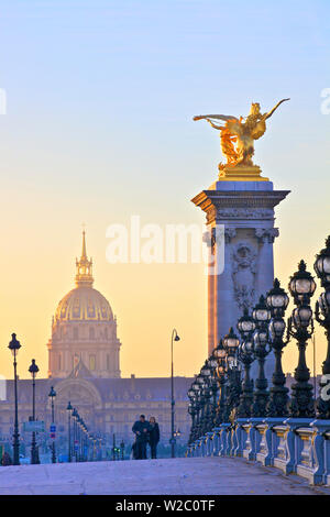 Guardando attraverso il Pont Alexandre III alla Chiesa del Duomo, Parigi, Francia, Europa occidentale. Foto Stock