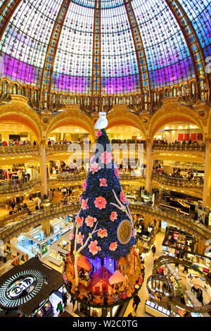 Decorazioni di Natale nelle Galeries Lafayette, Paris, Francia, Europa occidentale. Foto Stock