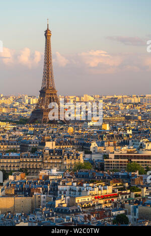 Vista in elevazione al di sopra della città con la Torre Eiffel a distanza, Parigi, Francia, Europa Foto Stock