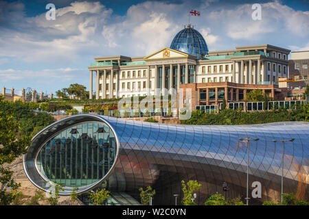 La Georgia, Tbilisi, vista del Mtkvari Kura (fiume), Rike Park il teatro e la Sala delle Esposizioni e Palazzo Presidenziale Foto Stock