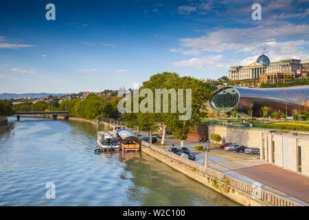 La Georgia, Tbilisi, vista del Mtkvari Kura (fiume), Rike Park il teatro e la Sala delle Esposizioni e Palazzo Presidenziale Foto Stock