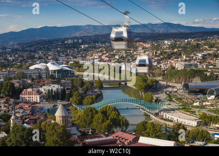 La Georgia, Tbilisi, vista della funivia, ponte di pace e il servizio pubblico edificio sulla destra - Parco Rike Teatro e Sala espositiva Foto Stock