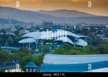 La Georgia, Tbilisi, vista di pubblico servizio Hall di alloggiamento di un assortimento di organizzazioni governative e Rike Park il teatro e la sala espositiva Foto Stock