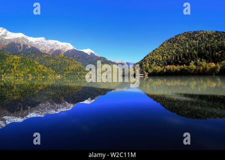 Lago Ritsa, montagne del Caucaso, Abkhazia, Georgia Foto Stock
