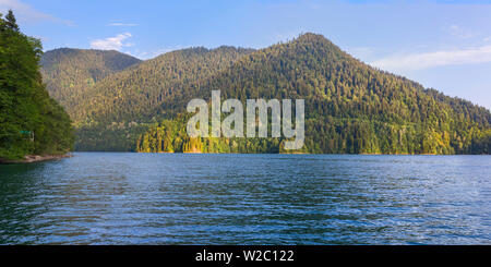 Montagna Lago Ritsa, Abkhazia, Georgia Foto Stock