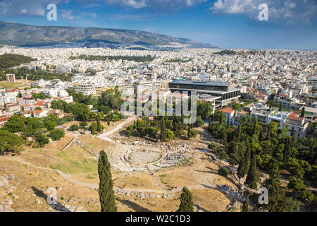 La Grecia, Attica, Atene, vista di Dioniso Theatre e il Nuovo Museo dell'Acropoli Foto Stock