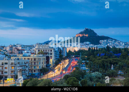 La Grecia, Attica, Atene, vista di Leoforos Vasilissis Amalias verso Lykavittos Hill Foto Stock