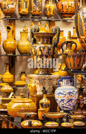 Grecia Grecia Centrale Regione, Delphi, souvenir shop vende riproduzioni di antichi elementi greci Foto Stock
