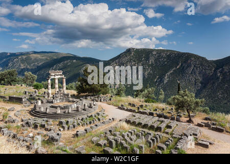 Grecia Grecia Centrale Regione, Delphi, antica Delphi, Santuario di Athena Pronea, struttura della Tholos Foto Stock