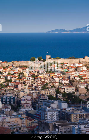 La Grecia e la Macedonia orientale e Tracia Regione, Kavala, elevati vista città con fortezza Kastro Foto Stock