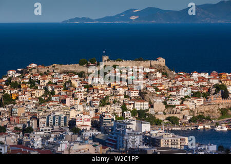 La Grecia e la Macedonia orientale e Tracia Regione, Kavala, elevati vista città con fortezza Kastro Foto Stock