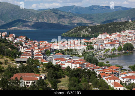 La Grecia, Macedonia occidentale Regione, Kastoria, elevati vista città dal lago Orestiada Foto Stock