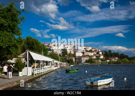 La Grecia, Macedonia occidentale Regione, Kastoria, vista città dal lago Orestiada con Lakeside Cafe Foto Stock