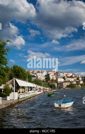 La Grecia, Macedonia occidentale Regione, Kastoria, vista città dal lago Orestiada con Lakeside Cafe Foto Stock