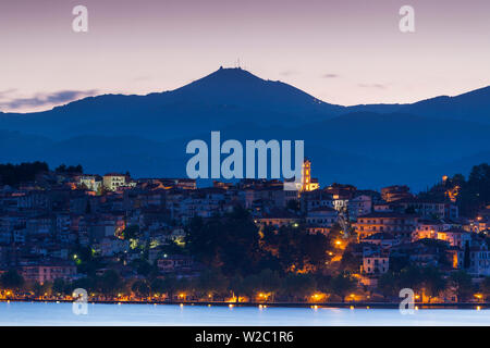 La Grecia, Macedonia occidentale Regione, Kastoria, vista città dal lago Orestiada, alba Foto Stock