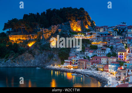 La Grecia, la regione Epiro, Parga, vista in elevazione della città e il castello veneziano Foto Stock