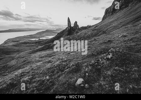 Il vecchio uomo di Storr in bianco e nero immagine orizzontale.famosa formazione rocciosa landmark e turisti attrazione sull isola di Skye in Scozia.Perfetto per la stampa. Foto Stock