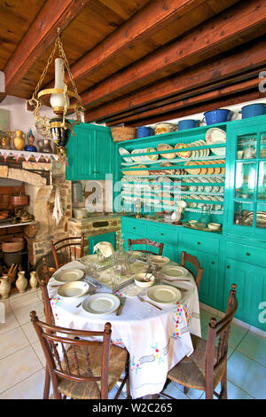 Greco tradizionale sala da pranzo nel museo, Kalymnos, Dodecaneso, isole greche, Grecia, Europa Foto Stock