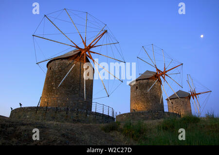 Mulini a vento illuminata di Chora, Patmos, Dodecaneso, isole greche, Grecia, Europa Foto Stock