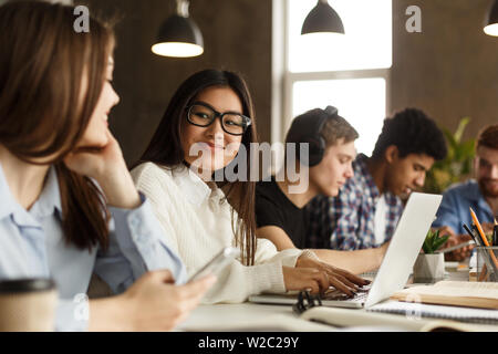 Gli studenti che studiano nella libreria in aula, il lavoro sul progetto Foto Stock