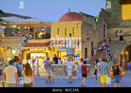 Ippocrate, Piazza della Città Vecchia di RODI, DODECANNESO, isole greche, Grecia, Europa Foto Stock