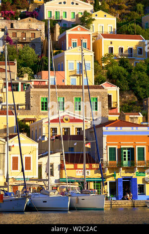 Barche nel porto di Symi, Symi, Dodecaneso, isole greche, Grecia, Europa Foto Stock