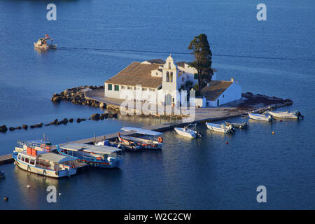 Vista in elevazione a Vlacherna Monastery, KANONI, CORFU, ISOLE IONIE, isole greche, Grecia, Europa Foto Stock