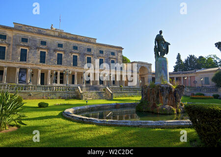 Statua di Sir Frederick Adam davanti al Palazzo di San Michele e San Giorgio, CORFU, CORFU, ISOLE IONIE, isole greche, Grecia, Europa Foto Stock