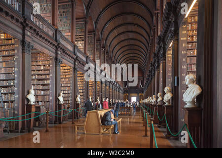 Irlanda, Dublino Trinity College, il vecchio edificio della biblioteca, sala lunga, interno Foto Stock