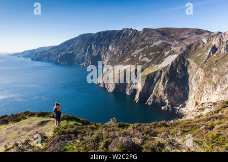 Irlanda, County Donegal, Teelin, Slieve League, 600 metri alte scogliere sul mare, i più alti in Europa, visitatori Foto Stock