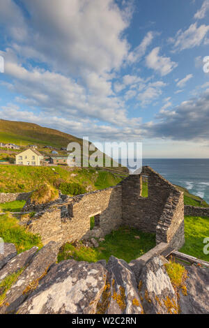 L'Irlanda, nella contea di Kerry, la penisola di Dingle, Slea Head Drive, a Dunquin, agriturismo rovine Foto Stock