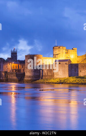 Irlanda, County Limerick, città di Limerick, Re Giovanni del castello del XIII secolo, crepuscolo Foto Stock