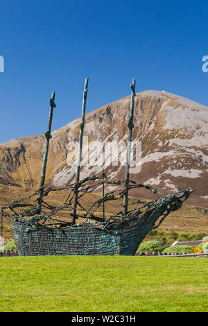 L'Irlanda, nella contea di Mayo, Murrisk, vista di Croagh Patrick montagna santa con la carestia nazionale monumento Foto Stock