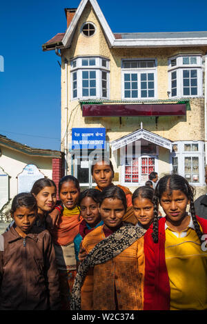 India, Himachal Pradesh, Shimla, la cresta, gruppo di donne e ragazze al di fuori del centro di informazioni turistiche Foto Stock