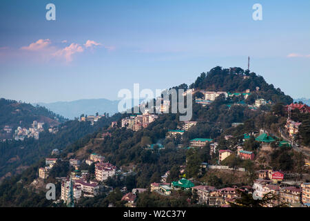 India, Himachal Pradesh, vista di Shimla dal crinale all'alba Foto Stock