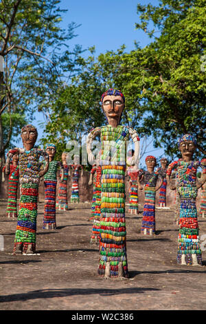 India Haryana e Punjab, Chandigarh, Nek Chand Rock Garden, sculture realizzate con materiali riciclati Foto Stock