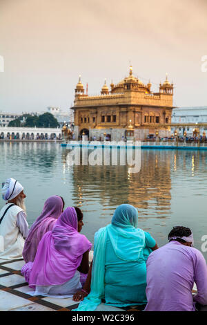 India Punjab, Amritsar e pellegrini al Harmandir Sahib, noto come il Tempio d'Oro Foto Stock