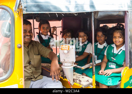 La scuola dei bambini in auto-rickshaw, Chennai (Madras), India Foto Stock