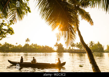 Canoe di legno in Kerala backwaters, nr Alleppey, (o Alappuzha), Kerala, India Foto Stock