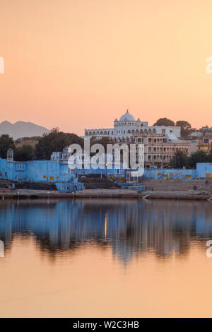 India Rajasthan, Pushkar, Lago di Pushkar e balneazione ghats Foto Stock