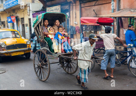 Tirata a mano in rickshaw, central Kolkata (Calcutta), West Bengal, India Foto Stock