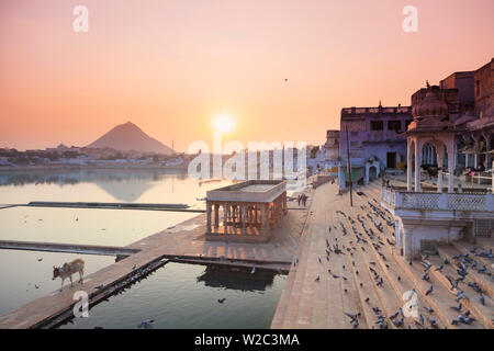India Rajasthan, Pushkar città santa, Ghats di balneazione sul Lago Foto Stock