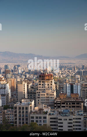 Iran, Teheran, elevati dello skyline della città dal tetto dell'Iran park, tramonto Foto Stock