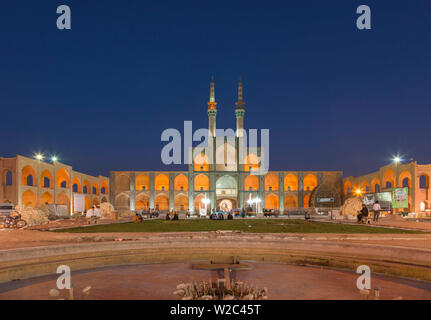 Iran, Central Iran, Yazd, Amir Chakhmaq complessi, uno dei più grandi complessi di Hosseinieh in Iran, crepuscolo Foto Stock