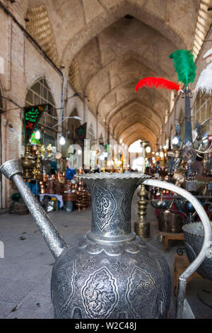Iran, Central Iran, Esfahan, bazar-e mercato Bozorg, pentole di metallo Foto Stock