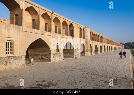 Iran, Central Iran, Esfahan, Si-O-seh Bridge, alba Foto Stock