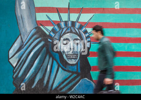 Iran, Teheran, anti-US propaganda murale su pareti esterne della ex ambasciata statunitense, noto come la Tana di spionaggio USA Foto Stock
