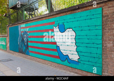 Iran, Teheran, anti-US propaganda murale su pareti esterne della ex ambasciata statunitense, noto come la Tana di spionaggio USA Foto Stock